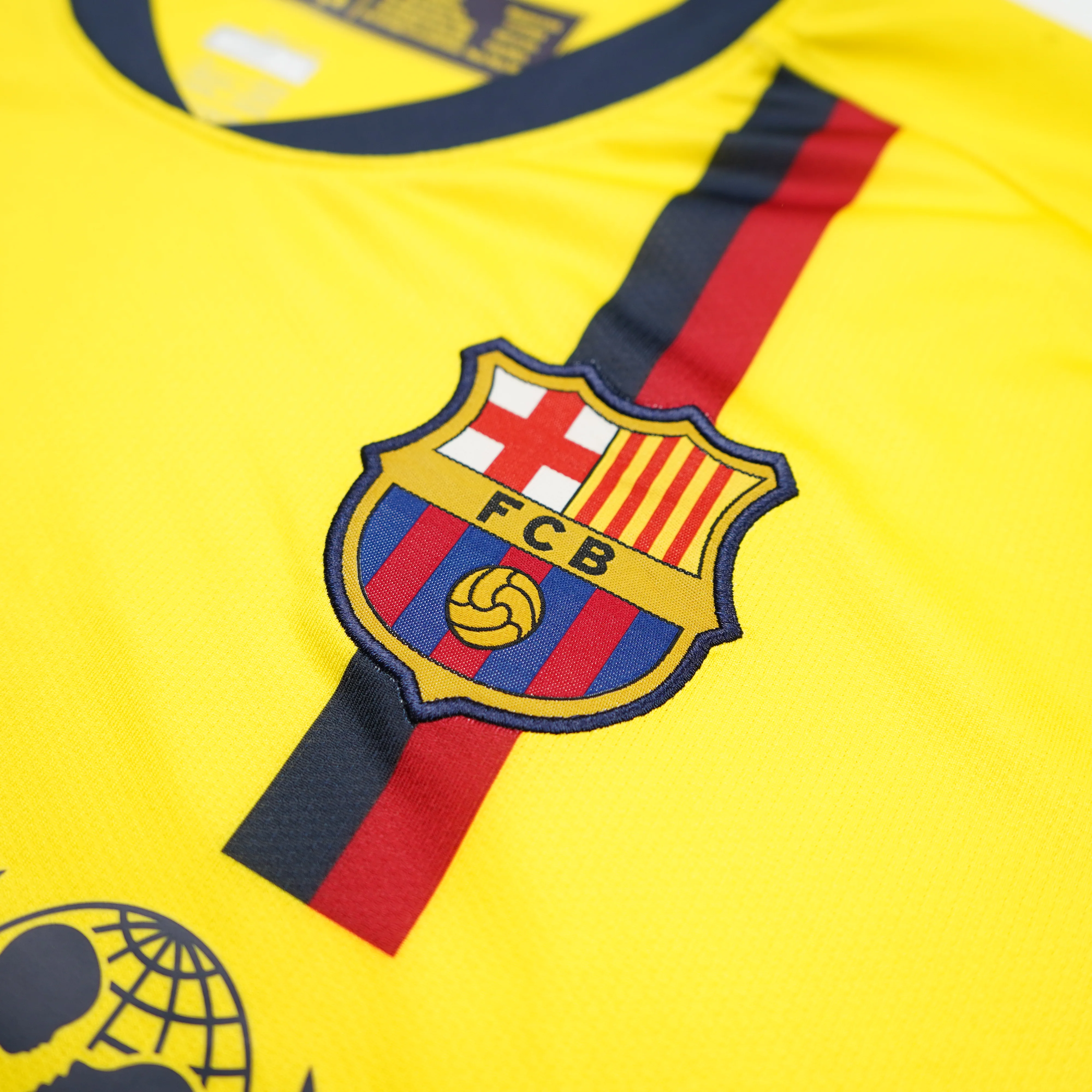 BARCELONA 2008-10 AWAY SHIRT - MESSI 10 - XL - Image 3